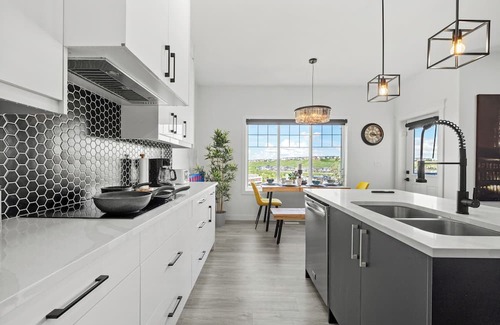 Kincora Casa | Lakeview Home: 2 Suites, King Beds, Central A/C, Jacuzzi, 80-mins to Banff