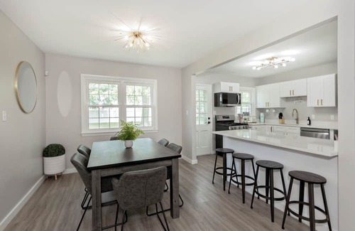 Euclid Casa | Modern Updated Ranch 15 min to Downtown & Hospitals