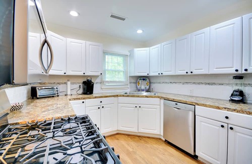 Winston - Salem Cabaña | Charming Cottage - Near Wake Forest!