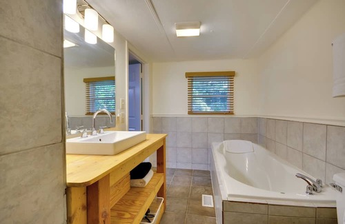 Winston - Salem Cabaña | ‘The Reynolda Cottage’ w/ Decks, Near Wake Forest!