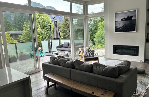 Squamish Casa | Modern bright home, epic views, family friendly