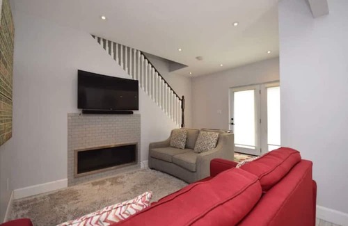Cobourg Cabina | Welcome to our charming 2-bedroom, 1-bathroom home in the heart of downtown Cobourg