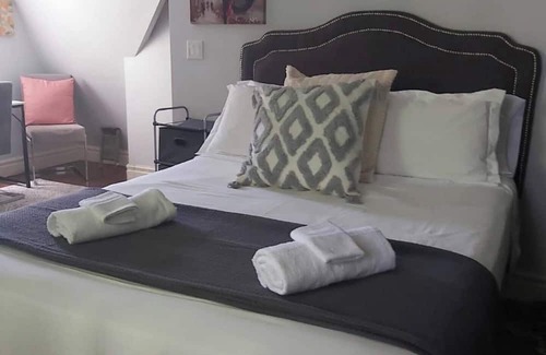 Cobourg Cabina | Welcome to our charming 2-bedroom, 1-bathroom home in the heart of downtown Cobourg