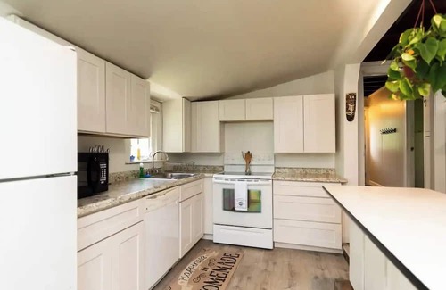 Windham Cabaña | Quaint Cobbetts Pond Cottage with Pond Views