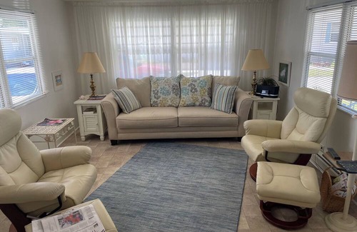 Laurel Casa | Cozy 55+ mobile home with 1 bedroom-sleeps 4 in pleasant Nokomis near beach