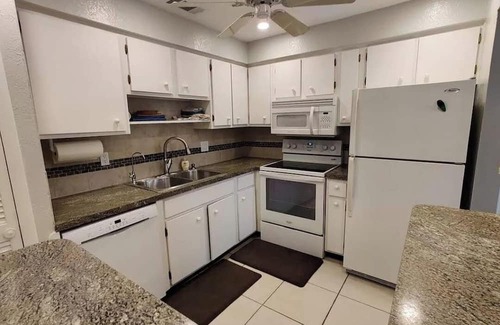 Cypress Lake Casa | Cozy 2-bedroom Condo in beautiful Fort Myers with Pool and Tiki Hut
