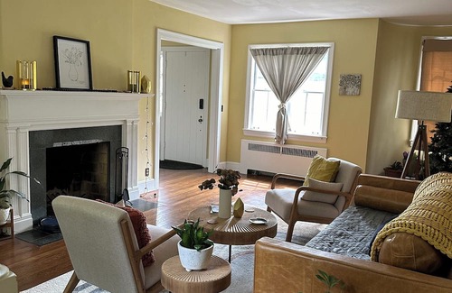 Martinsville Apartamento | Cozy 1-bedroom apartment with shared driveway and one exit door. Pet on site.