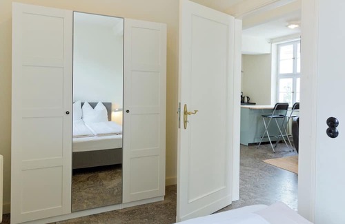 Neu Fahrland Apartamento | Stilvolle Ferienwohnung im Landhaus am Jungfernsee mit Seezugang