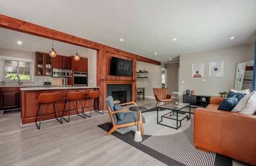 Pittsford Casa | Mid-Century Modern 3-bedroom House in the heart of Pittsford!