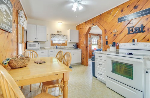 Leeds Cabaña | Androscoggin Lakefront Cottage, Boat Dock & Views!