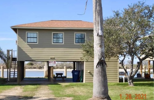 Matagorda Cabina | Waterfront Cabin includes lighted fishing pier on the Colorado River