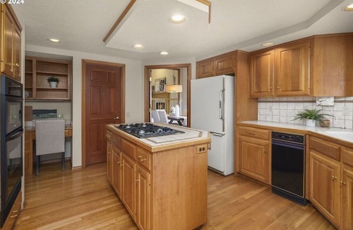 Mount Park Casa | Cozy 4-bedroom house in tranquil Lake Oswego with AC - great views of Mt. Hood.