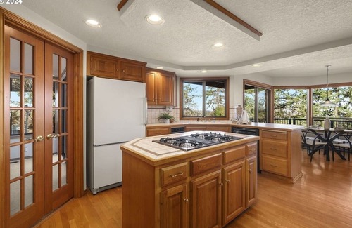 Mount Park Casa | Cozy 4-bedroom house in tranquil Lake Oswego with AC - great views of Mt. Hood.