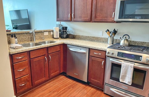Riverside Casa | Walk to ASU/Tempe Town Lake/Mill Ave! Huge cozy townhouse w/pool in ❤️ of Tempe!