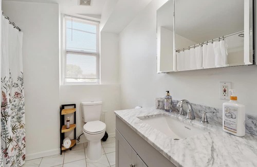 The Gate Casa | We are 6 minutes away from Busch Stadium! 5 BR. Sleeps 24