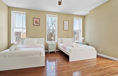 The Gate Casa | We are 6 minutes away from Busch Stadium! 5 BR. Sleeps 24