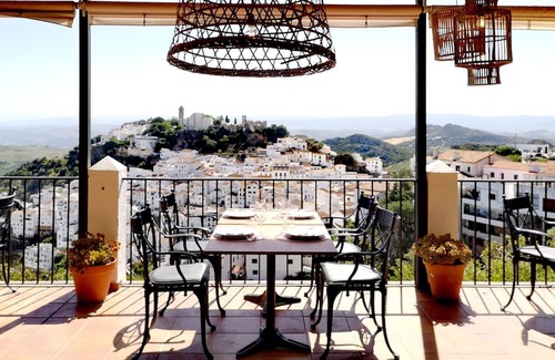Casares Apartamento | Family-friendly Villa-Style 3 Bedroom Apt with Putting Green & Private Garden.