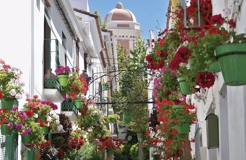 Casares Apartamento | Family-friendly Villa-Style 3 Bedroom Apt with Putting Green & Private Garden.