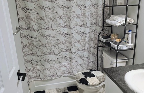 Ottawa Division Casa | Cozy One room Unit in a House, in a great location in Barrhaven Half Moon Bay.