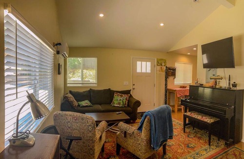Newhall Apartamento | Cozy studio with AC and WiFi in charming Santa Clarita