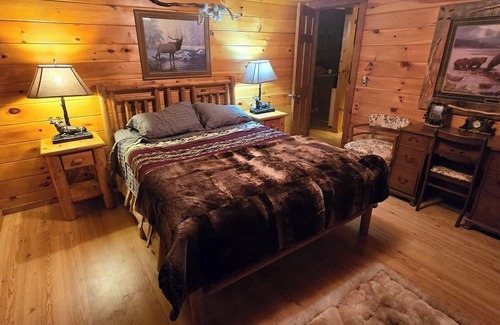 Lac du Flambeau Cabina | Delightful 2-bedroom cabin in Lac du Flambeau on 6 acres with private lake