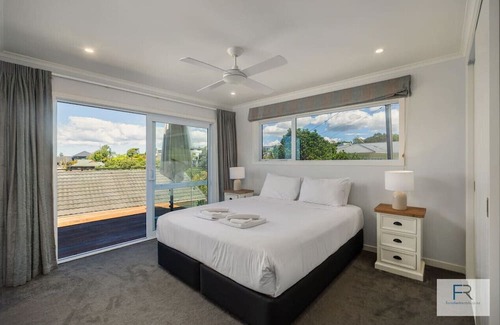 Browns Bay Casa | Spectacular Sea Views -Exec Home
