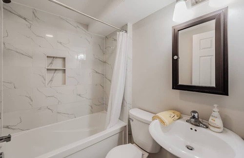 Cambridge Apartamento | Charming Cambridge Retreat: Modern 2BR with Parking, Steps from Shops & Dining