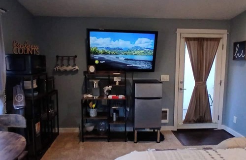 Gresham Apartamento | Cozy studio in peaceful Gresham with WiFi, AC