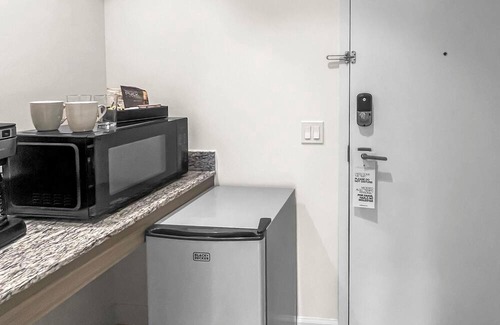 Doral Condominio | Cozy Doral Gem: Room & Essentials