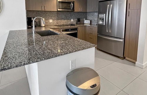 Doral Condominio | Elegant Doral Escape: Spacious Luxury