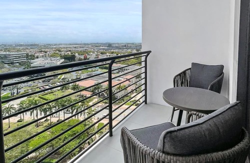 Doral Condominio | Elegant Doral Escape: Spacious Luxury