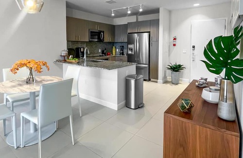 Doral Condominio | Your Doral Oasis: Spacious Comfort