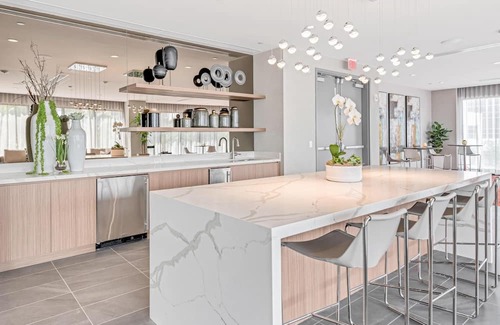 Doral Condominio | Your Doral Oasis: Spacious Comfort