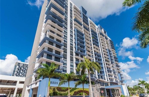 Doral Condominio | Elegant Doral Haven: Spacious Serenity