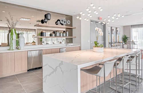Doral Condominio | Elegant Doral Haven: Spacious Serenity
