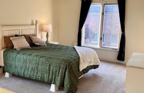 West Des Moines Condominio | Cozy 2-bedroom condo with WiFi and community pool in brilliant West Des Moines