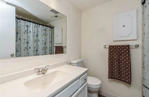 West Des Moines Condominio | Cozy 2-bedroom condo with WiFi and community pool in brilliant West Des Moines