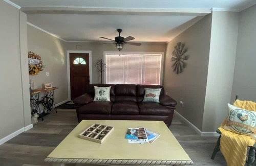 Enterprise Otro | Cozy farmhouse near Fort Novosel sleeps 4, with full kitchen, laundry, & Wi-Fi