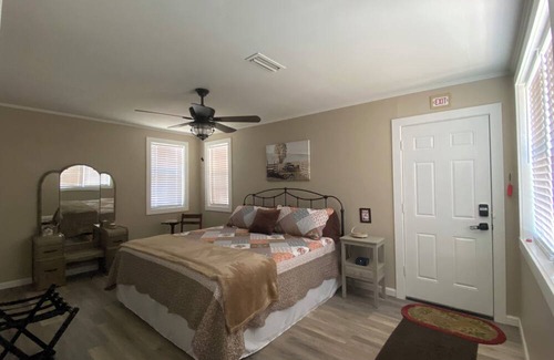 Enterprise Otro | Cozy farmhouse near Fort Novosel sleeps 4, with full kitchen, laundry, & Wi-Fi