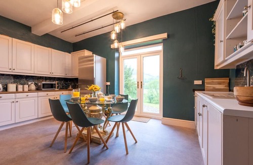 Machynlleth Casa | Aberhiriaeth Hall - Five Bedroom House, Sleeps 12