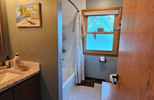 Mukwonago Casa | Charming 2-bedroom house in tranquil Mukwonago . 25 min to downtown Milwaukee.