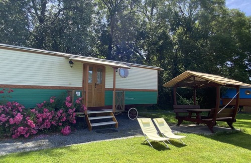 Saint-Pardoux Casa | Mobile Home 'Roulotte Olivia' with Shared Pool, Wi-Fi and Air Conditioning