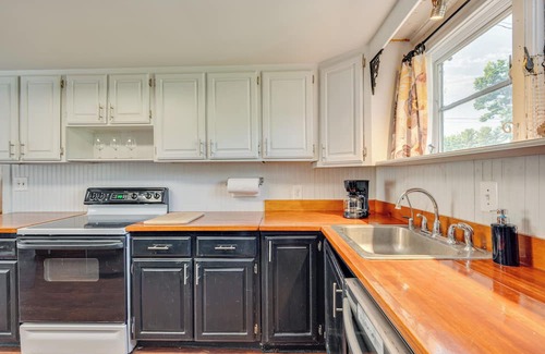 Weirs Beach Cabaña | Laconia Resort Home < 2 Mi to Lake Winnipesaukee