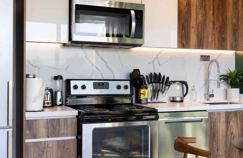 West End Apartamento | Premier Designer Studio in Central West End DT!