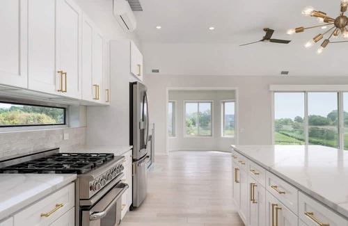 East Moriches Casa | Impeccably renovated 5 Bedroom on the water