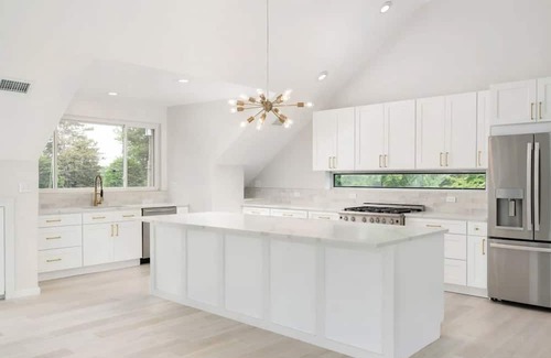 East Moriches Casa | Impeccably renovated 5 Bedroom on the water