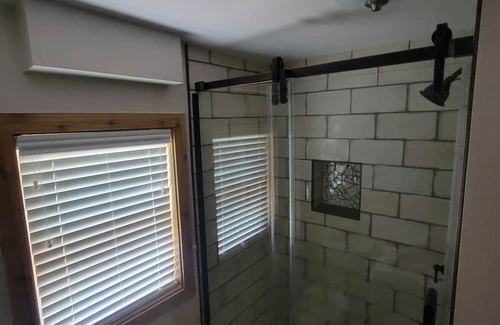 Ingleside Casa | modern rustic 4-bedroom lake house in peaceful Ingleside with WiFi, AC