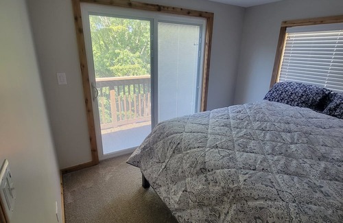 Ingleside Casa | modern rustic 4-bedroom lake house in peaceful Ingleside with WiFi, AC