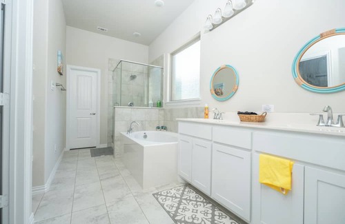 Southwest Arlington Casa | Master Bedroom for rent