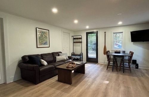 Oakland Cabina | Lakefront home w/Dock & Fire Pit + Pet Friendly